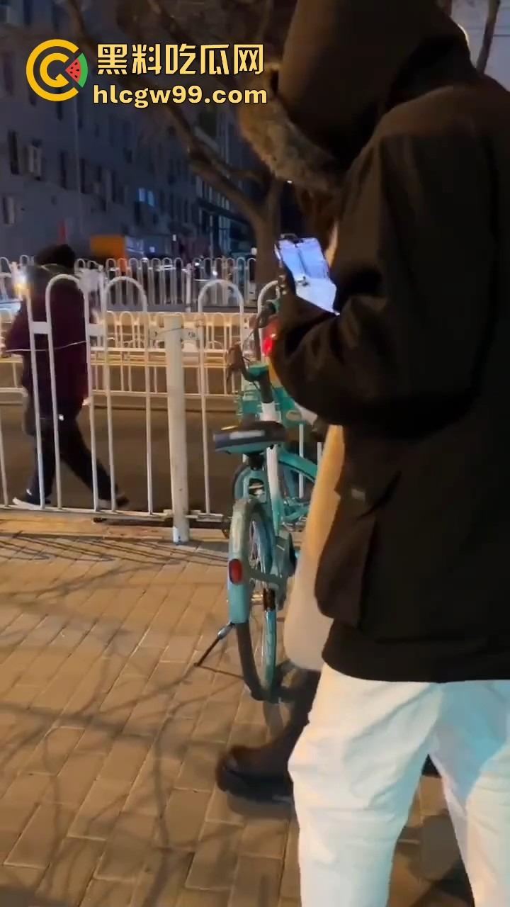 北京三里屯深夜捡尸大队,不扶奶奶过马路,专捡喝趴的光腿妹子,扶得走就扶上三蹦子一抬直接送走!-1