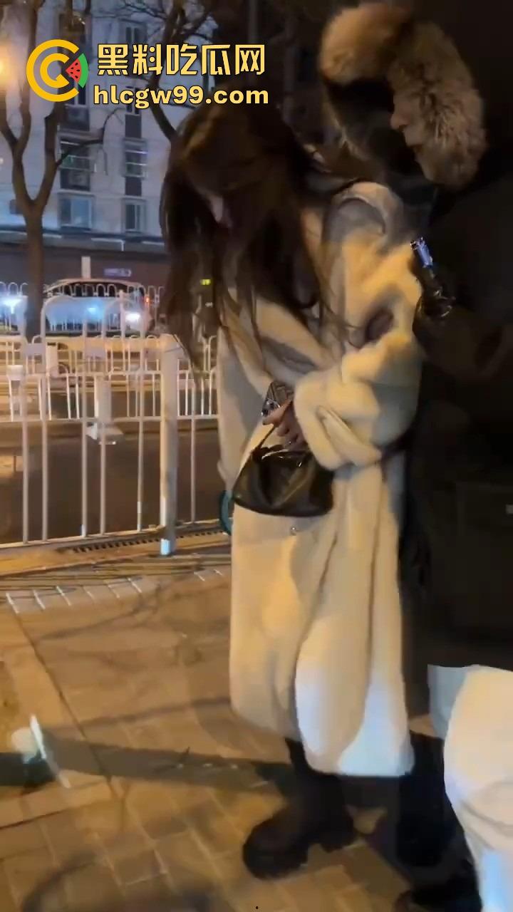 北京三里屯深夜捡尸大队,不扶奶奶过马路,专捡喝趴的光腿妹子,扶得走就扶上三蹦子一抬直接送走!-2