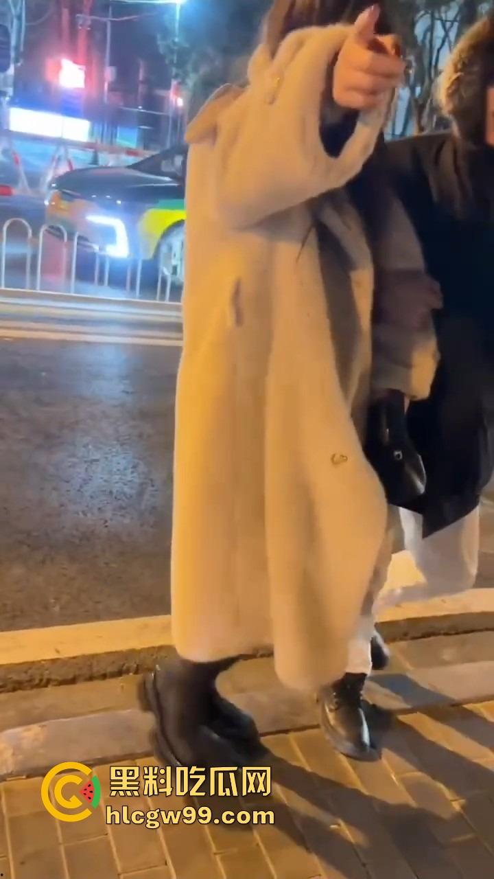 北京三里屯深夜捡尸大队,不扶奶奶过马路,专捡喝趴的光腿妹子,扶得走就扶上三蹦子一抬直接送走!-4