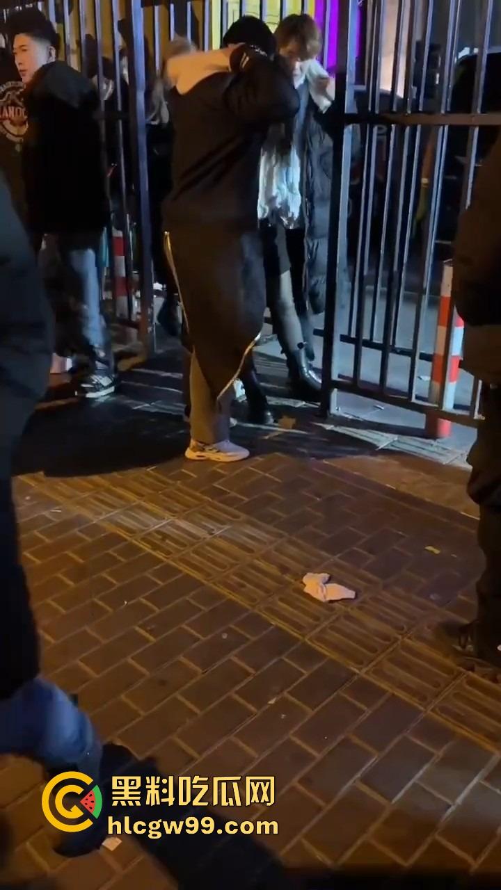 北京三里屯深夜捡尸大队,不扶奶奶过马路,专捡喝趴的光腿妹子,扶得走就扶上三蹦子一抬直接送走!-5