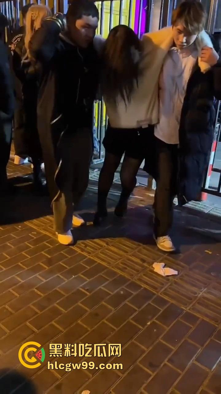 北京三里屯深夜捡尸大队,不扶奶奶过马路,专捡喝趴的光腿妹子,扶得走就扶上三蹦子一抬直接送走!-6