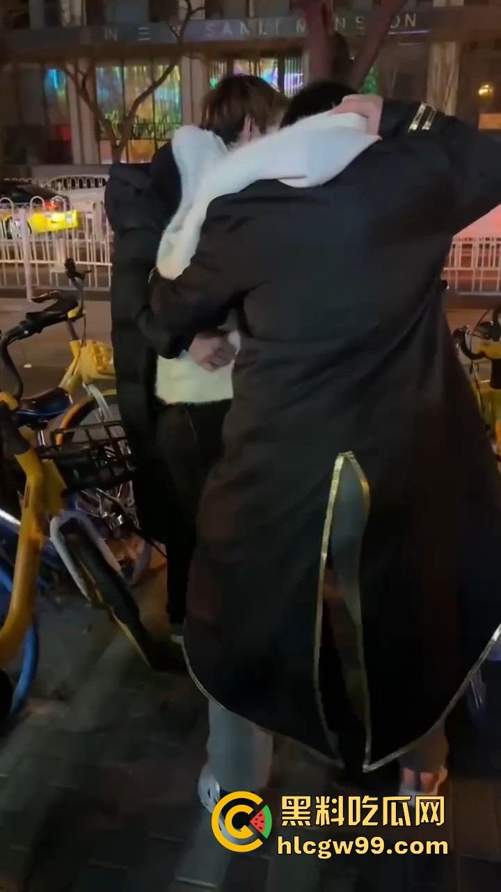 北京三里屯深夜捡尸大队,不扶奶奶过马路,专捡喝趴的光腿妹子,扶得走就扶上三蹦子一抬直接送走!-7