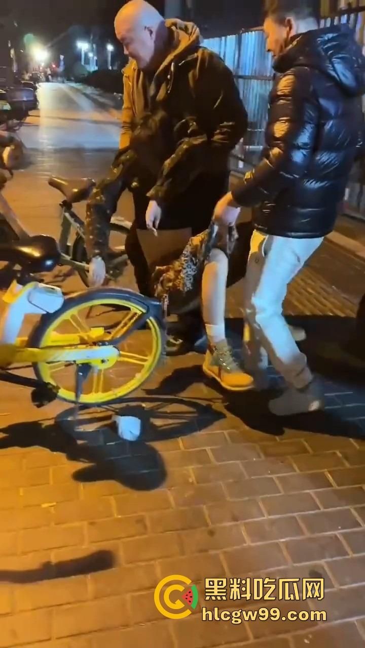 北京三里屯深夜捡尸大队,不扶奶奶过马路,专捡喝趴的光腿妹子,扶得走就扶上三蹦子一抬直接送走!-8