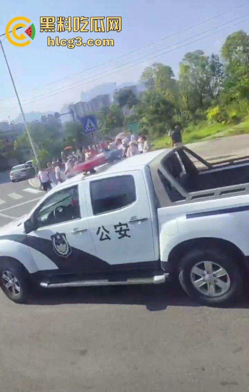 震惊！张家界一女子被大车卷进车底 头颅瞬间被轧爆压成肉饼！-2