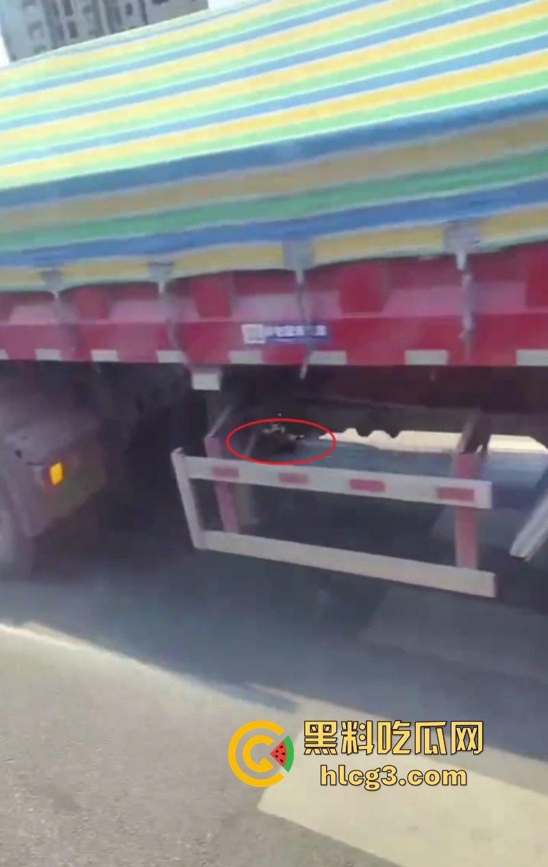 震惊！张家界一女子被大车卷进车底 头颅瞬间被轧爆压成肉饼！-3