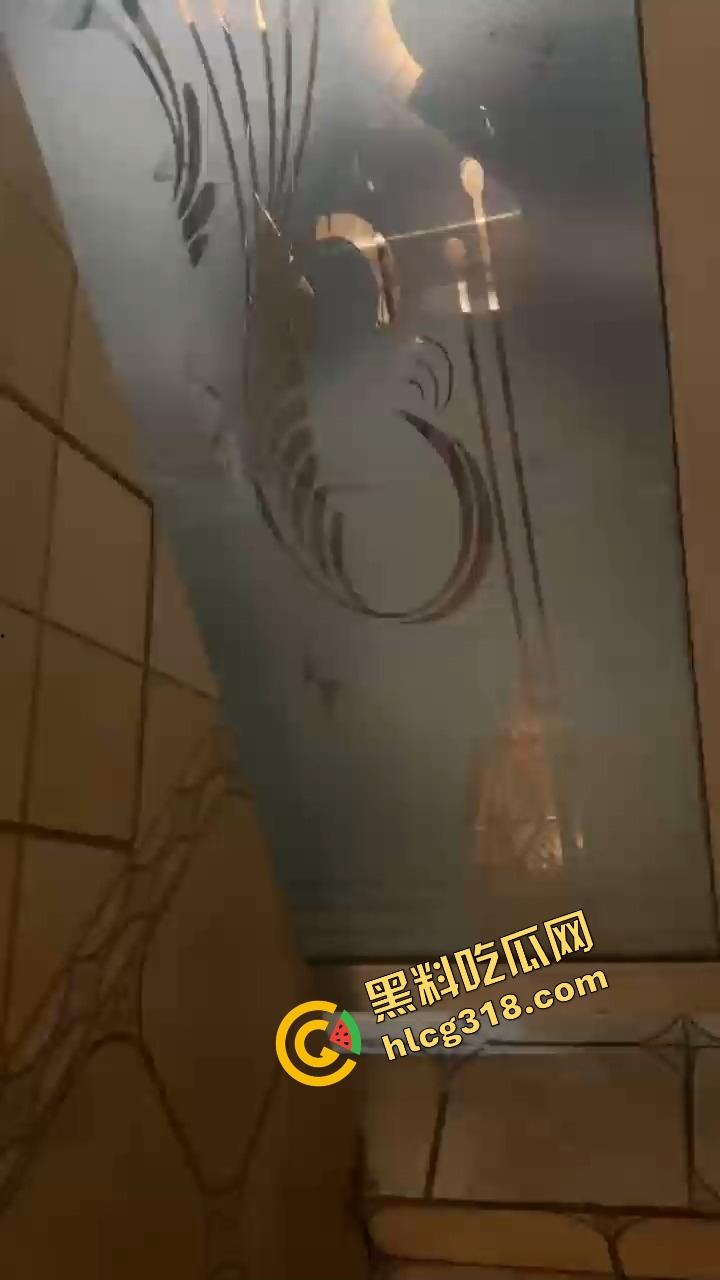 谁能想到吃个瓦匠烤鱼都能碰到厕所操逼,外面收瓶子里面打桩啪啪声盖过店里音乐,骚货一声不吭!-7