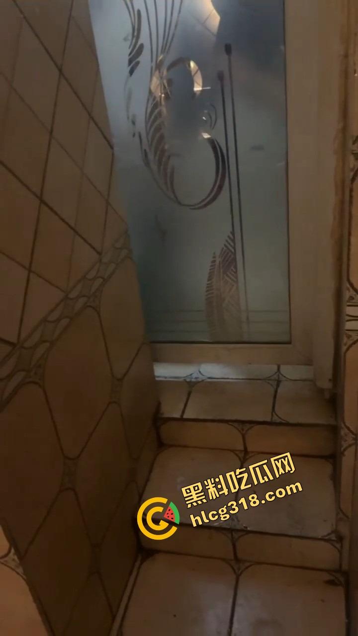 谁能想到吃个瓦匠烤鱼都能碰到厕所操逼,外面收瓶子里面打桩啪啪声盖过店里音乐,骚货一声不吭!-10