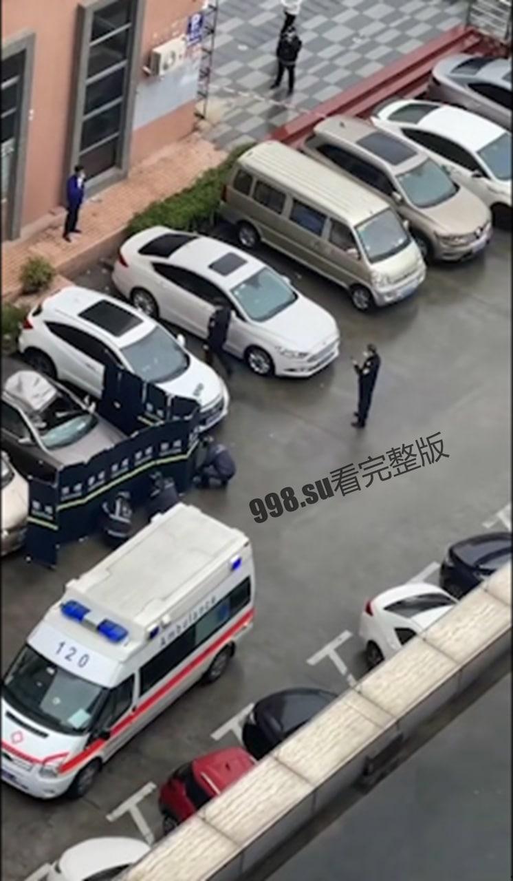 广东惠州 令人抑郁,妈妈抱着孩子一起跳楼,车上大人地上孩子,残忍了!-1