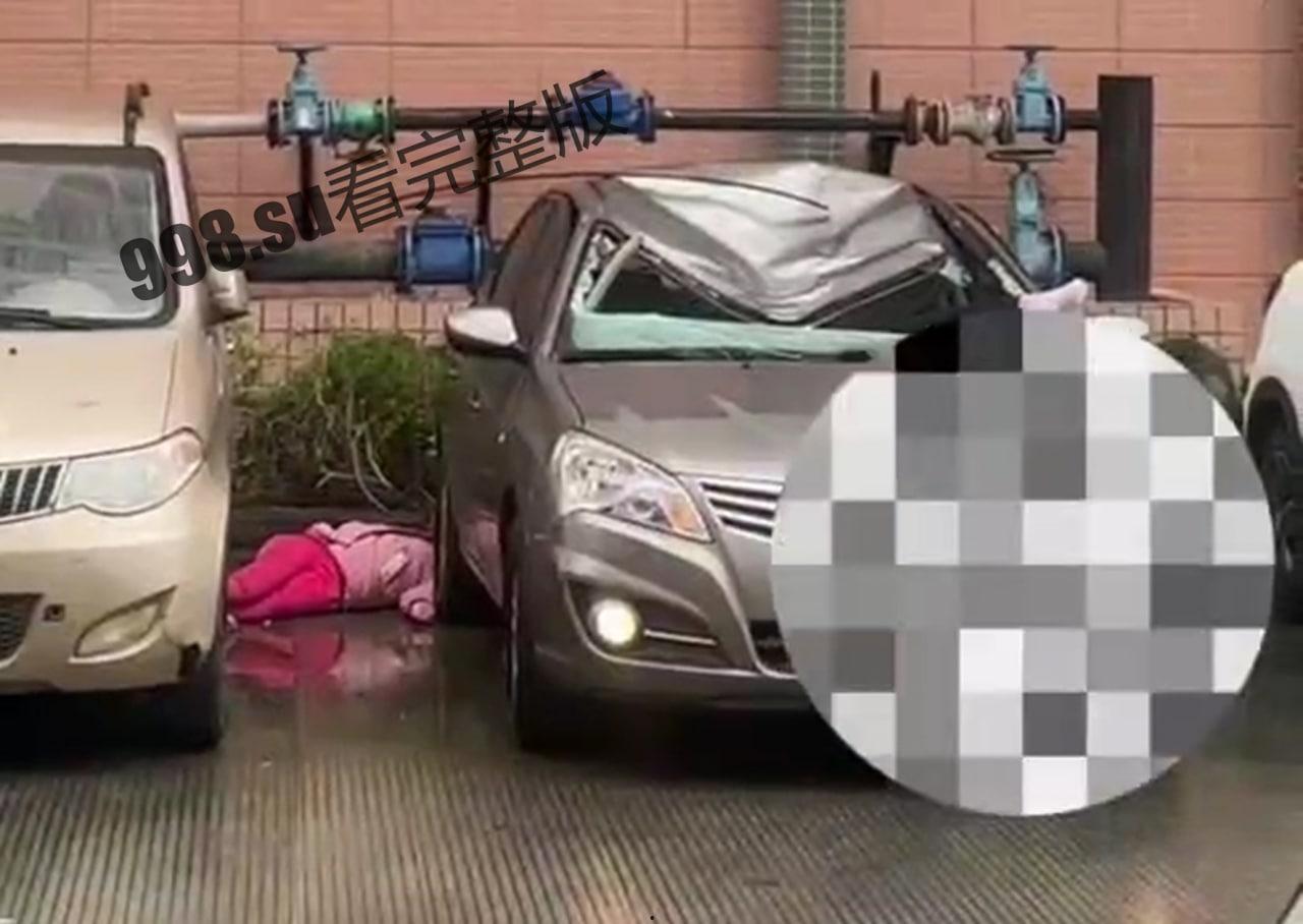 广东惠州 令人抑郁,妈妈抱着孩子一起跳楼,车上大人地上孩子,残忍了!-2