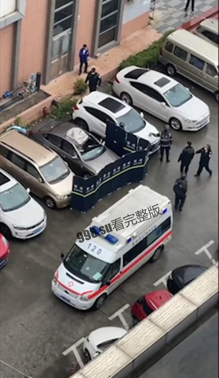 广东惠州 令人抑郁,妈妈抱着孩子一起跳楼,车上大人地上孩子,残忍了!-3