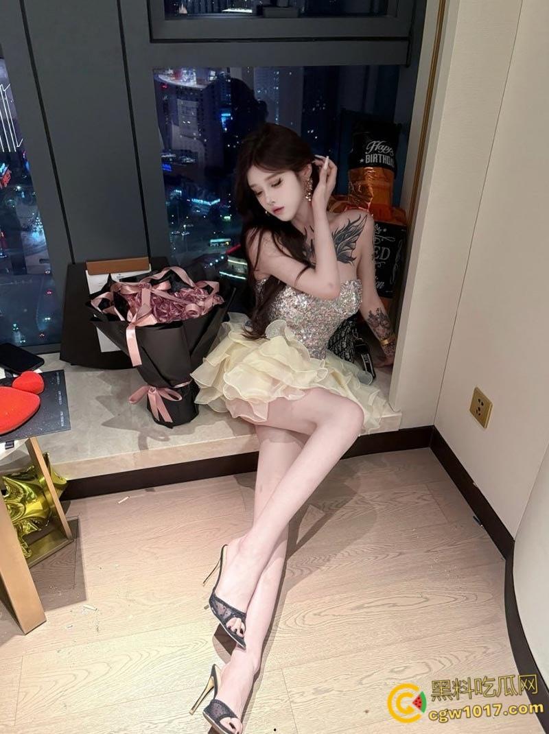 高颜值纹身御姐【琳琳】,极品颜值黑发媚眼,白虎粉穴三点全露,性感纹身妖娆吸睛,骚气直击灵魂!-1