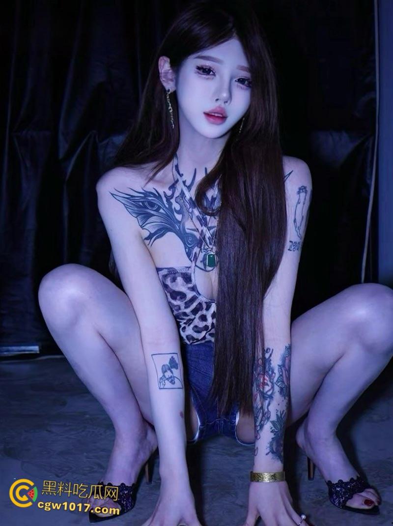 高颜值纹身御姐【琳琳】,极品颜值黑发媚眼,白虎粉穴三点全露,性感纹身妖娆吸睛,骚气直击灵魂!-3