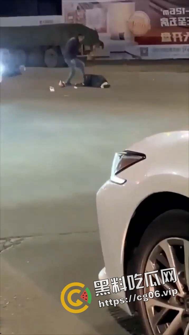 茂名化州当街行凶!疑似为女子前夫情杀 当街捅死之后还一直在打 这是有多大的仇恨-6