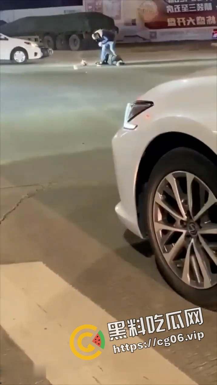 茂名化州当街行凶!疑似为女子前夫情杀 当街捅死之后还一直在打 这是有多大的仇恨-7