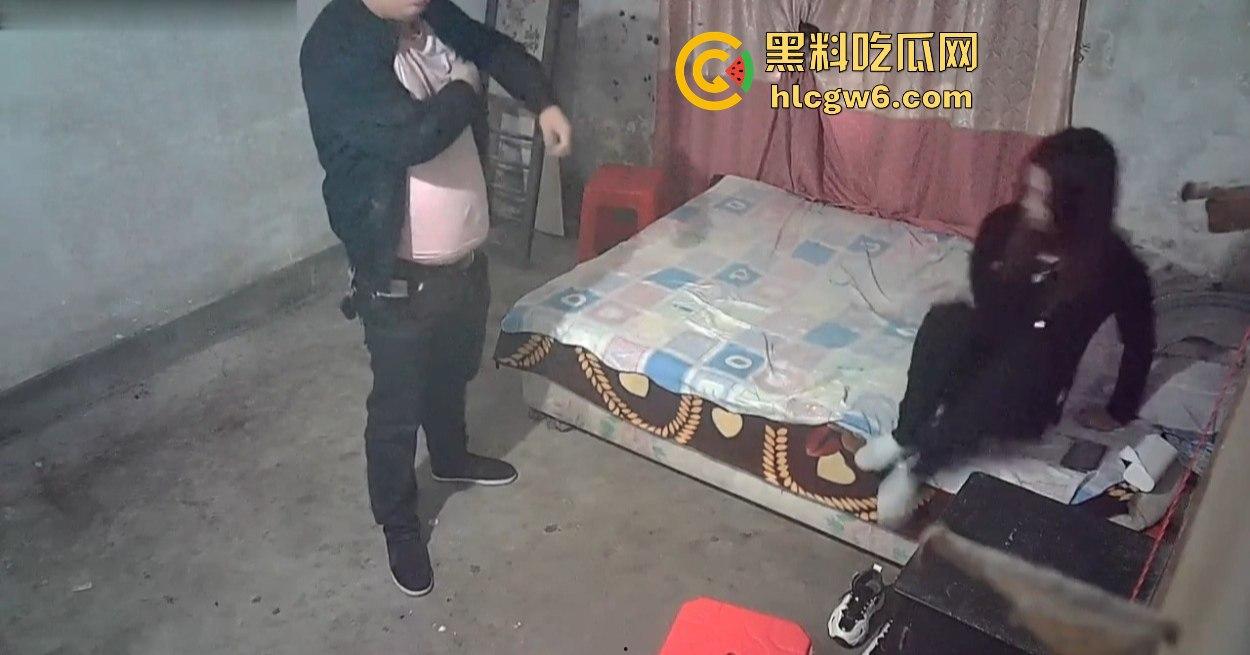 监控偷拍曝光 站街女怒接小鸟胖男百元一炮 75下秒完 平均每下1块3 兄弟真是按秒计费的性价比之王!-1