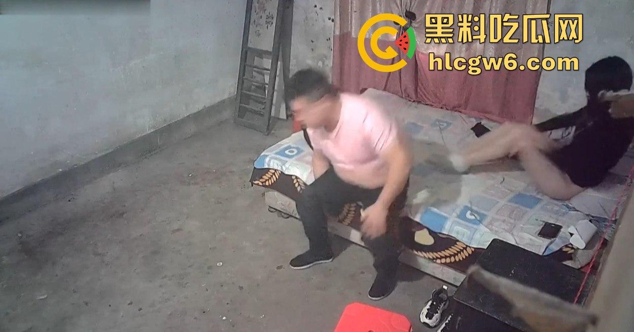 监控偷拍曝光 站街女怒接小鸟胖男百元一炮 75下秒完 平均每下1块3 兄弟真是按秒计费的性价比之王!-2