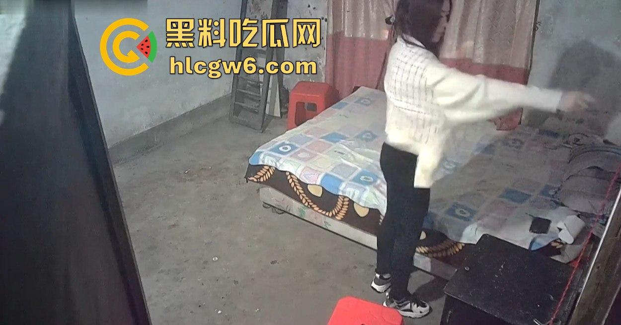 监控偷拍曝光 站街女怒接小鸟胖男百元一炮 75下秒完 平均每下1块3 兄弟真是按秒计费的性价比之王!-3