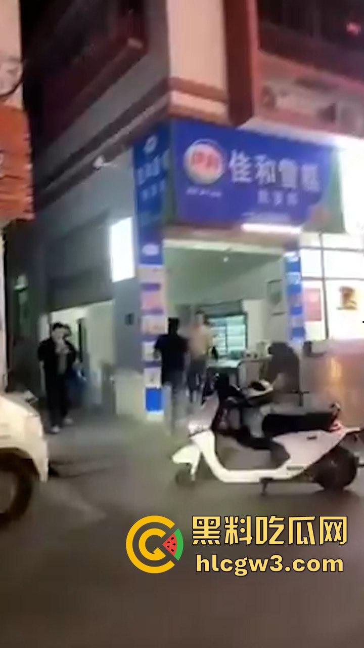 前有公务车街头撞飞摩托男 后有半夜突袭查抄商户 广东潮汕这是在年底冲业绩吗？-5