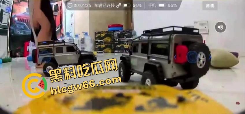 抖音玩具车新赛道火出圈，直播间全是小车撞逼挑战赛，主播裙子掀起坐等遥控，水友开得贼准一撞一浪叫！-13