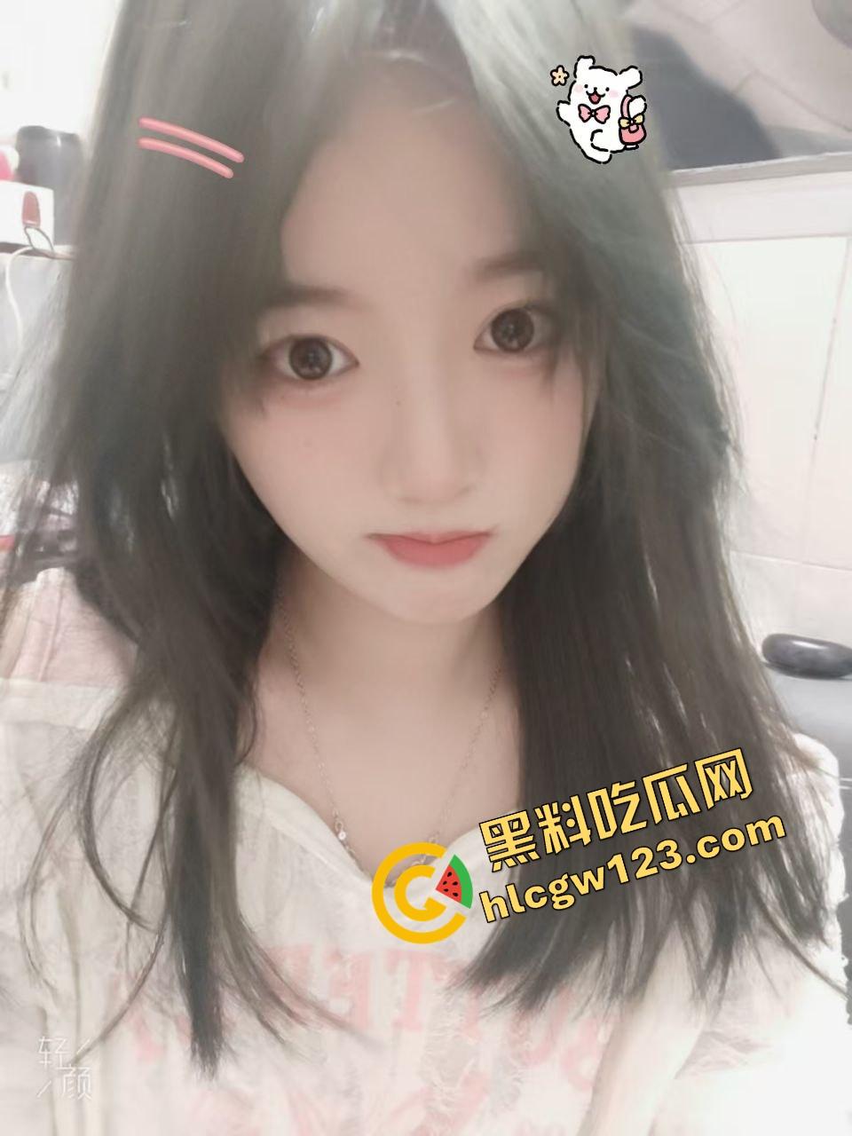 这秘书骚得要命,结婚照样每天黑丝高跟上班,撅屁股装掉笔逼都快露出来了,鸡巴都被看肿了!-1