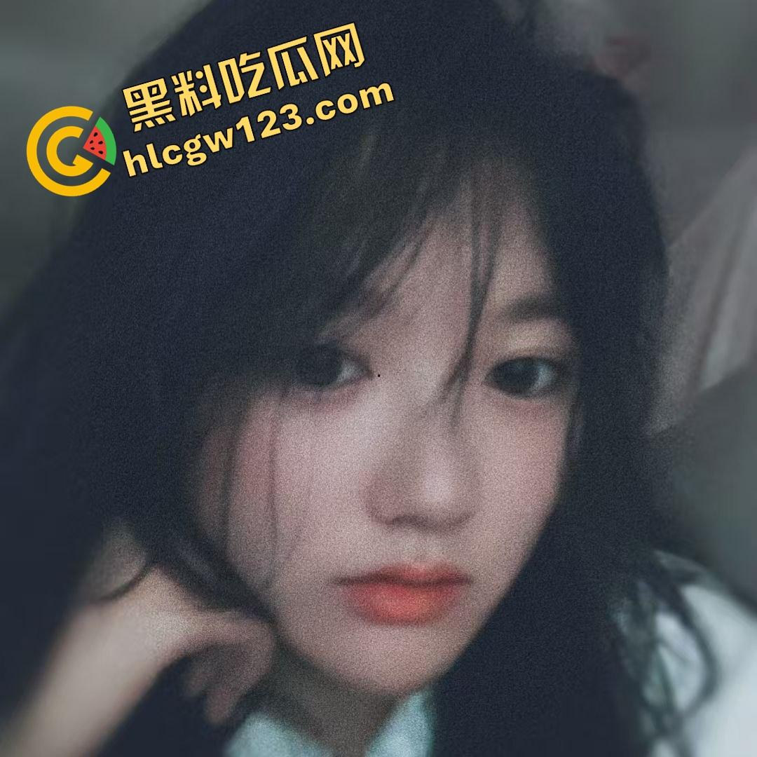 这秘书骚得要命,结婚照样每天黑丝高跟上班,撅屁股装掉笔逼都快露出来了,鸡巴都被看肿了!-3