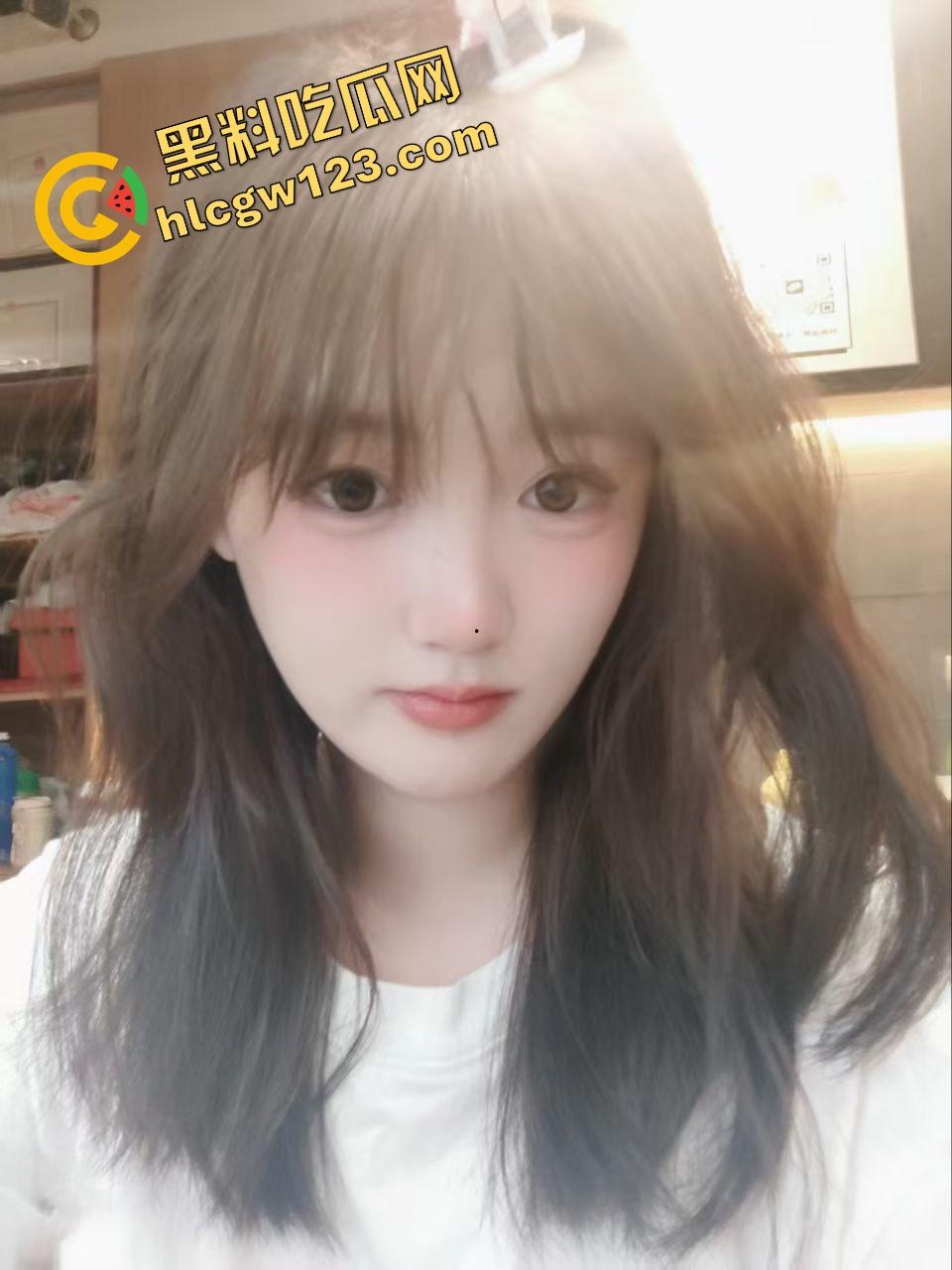 这秘书骚得要命,结婚照样每天黑丝高跟上班,撅屁股装掉笔逼都快露出来了,鸡巴都被看肿了!-4