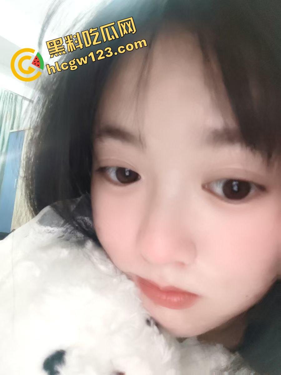 这秘书骚得要命,结婚照样每天黑丝高跟上班,撅屁股装掉笔逼都快露出来了,鸡巴都被看肿了!-5