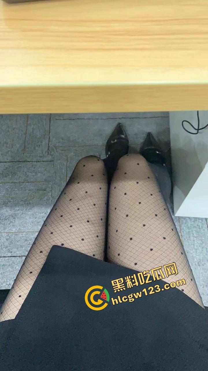 这秘书骚得要命,结婚照样每天黑丝高跟上班,撅屁股装掉笔逼都快露出来了,鸡巴都被看肿了!-7