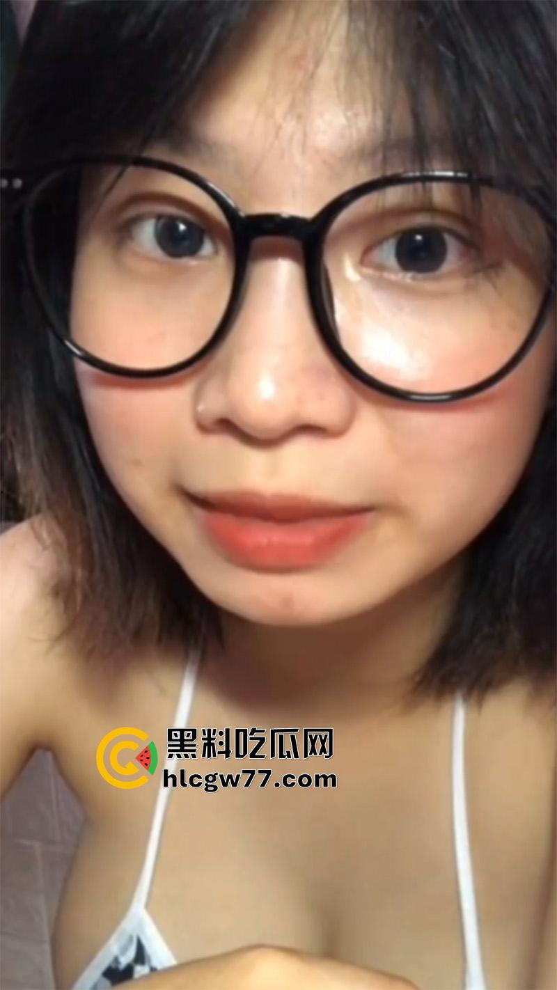 越南童颜巨乳网红,极品身材眼镜母狗,镜头前揉奶自慰,粉嫩巨乳让人口水直流!-3
