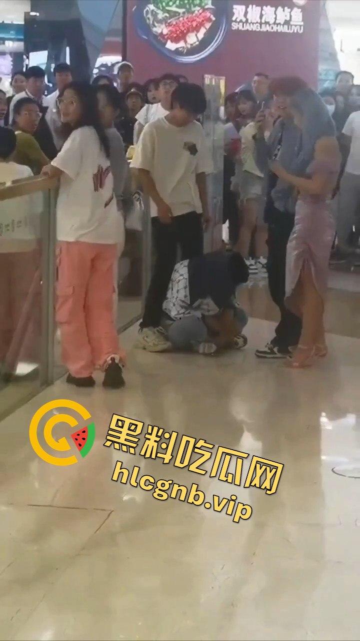 哈尔滨又又又出圈了!!哈西万达广场,一男子偷拍女生被抓!-3