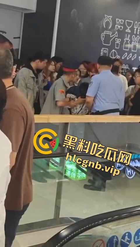 哈尔滨又又又出圈了!!哈西万达广场,一男子偷拍女生被抓!-8