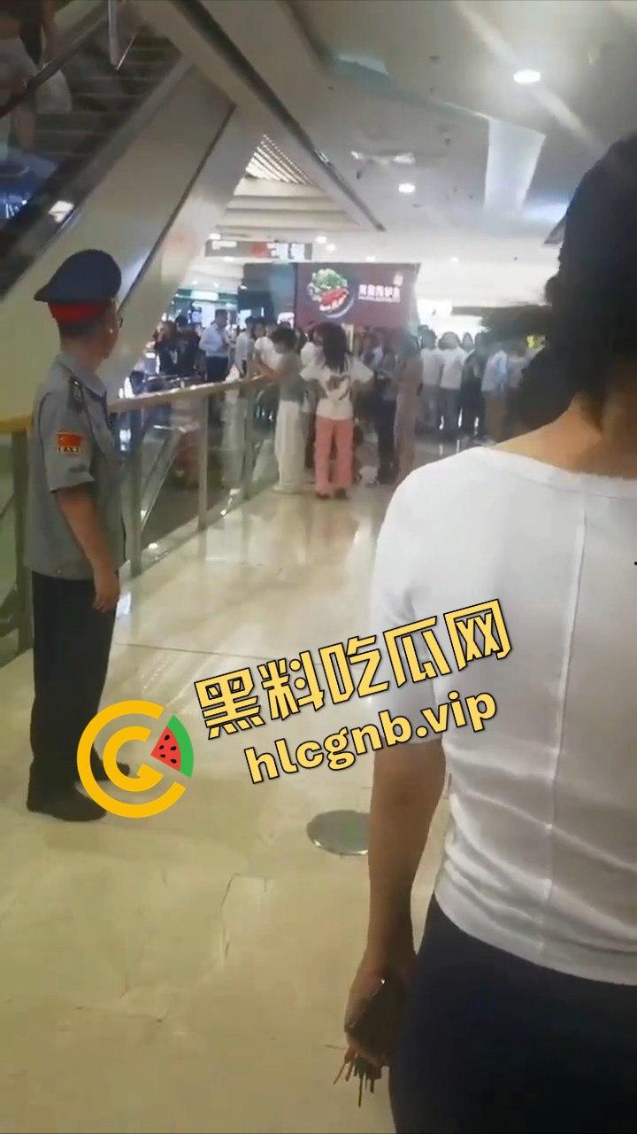 哈尔滨又又又出圈了!!哈西万达广场,一男子偷拍女生被抓!-11