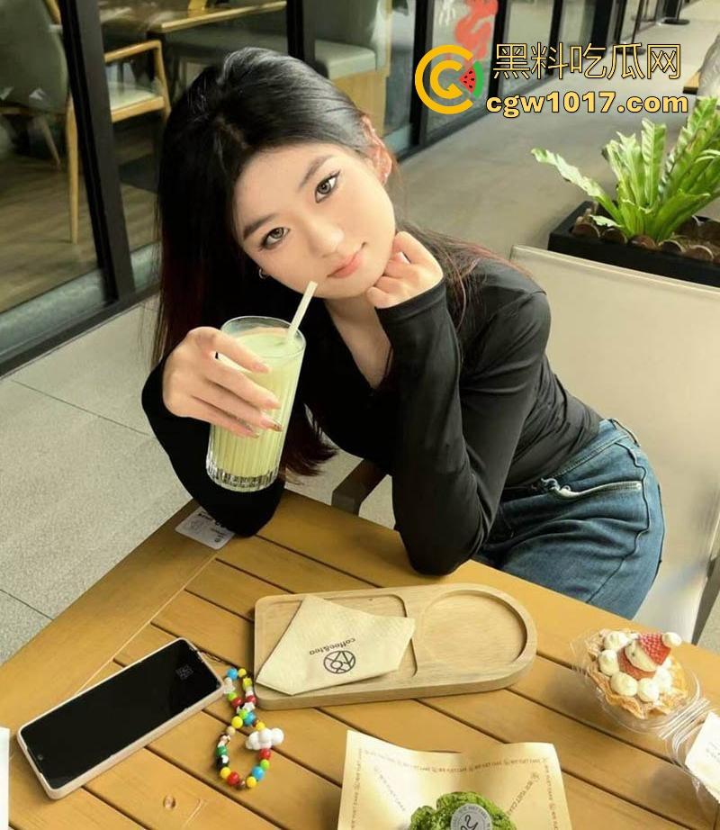 在社交软件约炮武汉骚母狗【王雯露】逼瘾成疾,多次深夜约炮,深喉口交狂舔菊花,性欲如火山喷发!-1