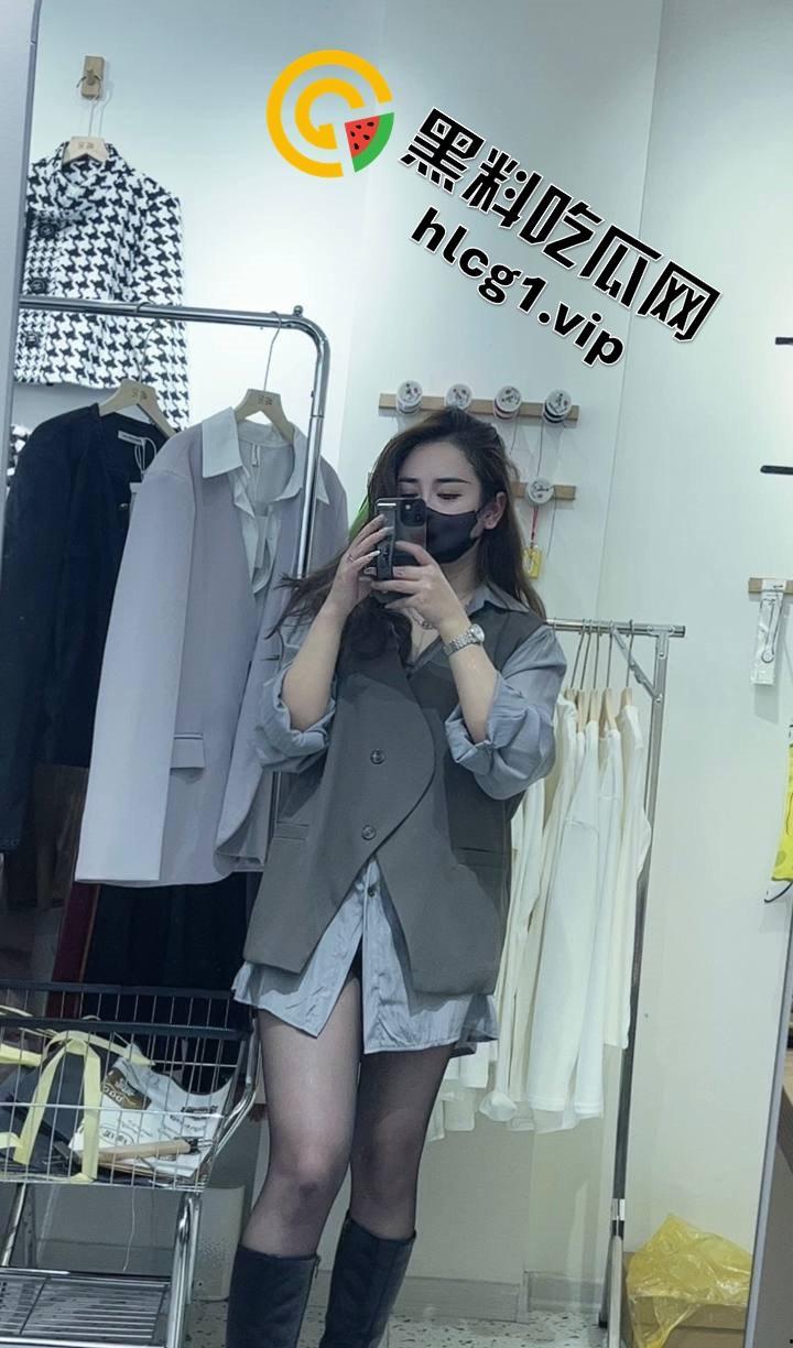 服装店老板娘遭男友无耻曝光！私密照外流引热议，身材火辣成焦点！-1