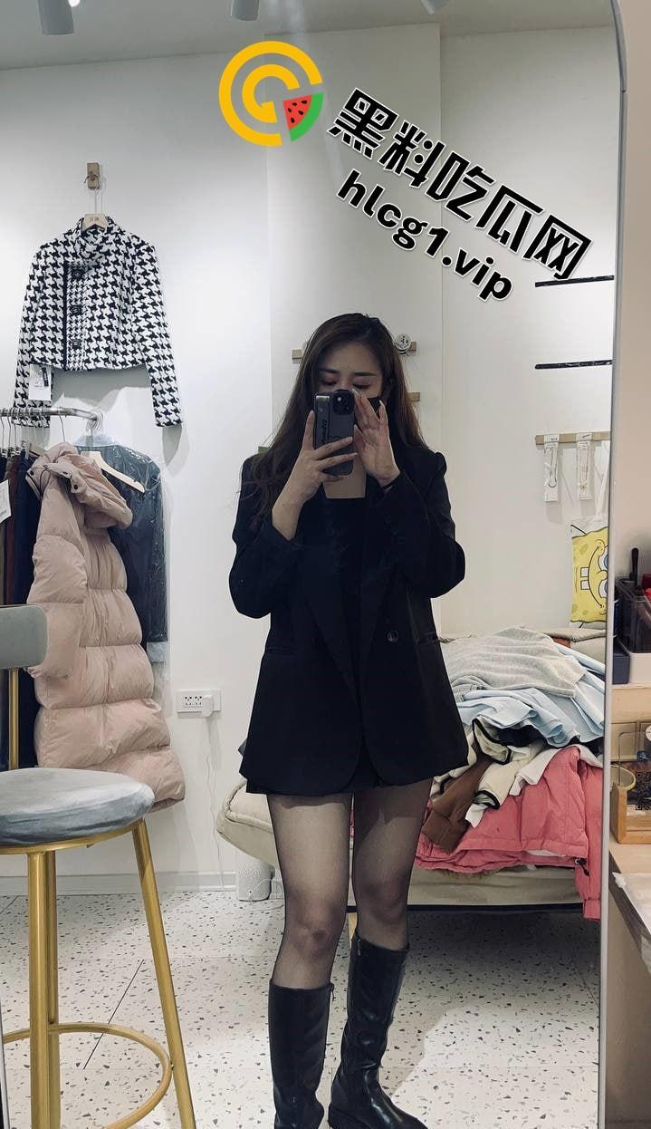 服装店老板娘遭男友无耻曝光！私密照外流引热议，身材火辣成焦点！-2