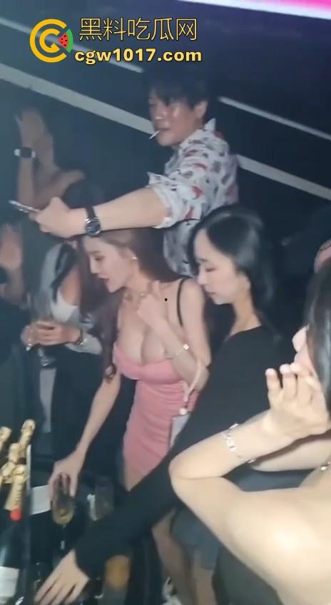 夜店极品好女孩!她跟我说只是普通的同学聚会,没喝多少就早早回家了,而你我的朋友还傻傻的蒙在鼓里啊!-3