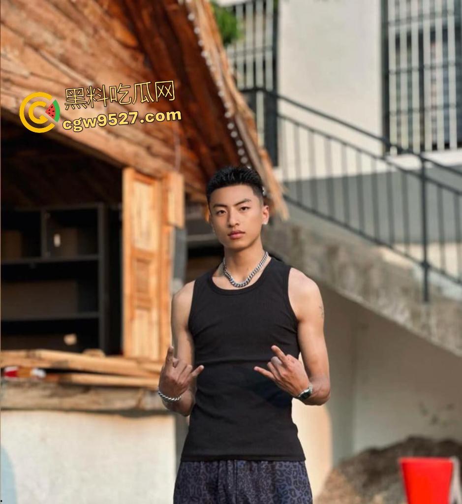 抖音【羞涩的潇】约炮女粉丝,床上干到卫生间,不愧是健身的,这么肥都干得动,拍照炫耀战利品!-3