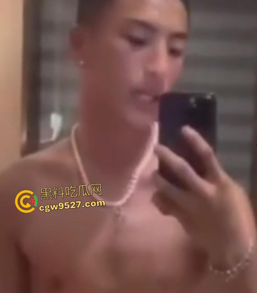 抖音【羞涩的潇】约炮女粉丝,床上干到卫生间,不愧是健身的,这么肥都干得动,拍照炫耀战利品!-5