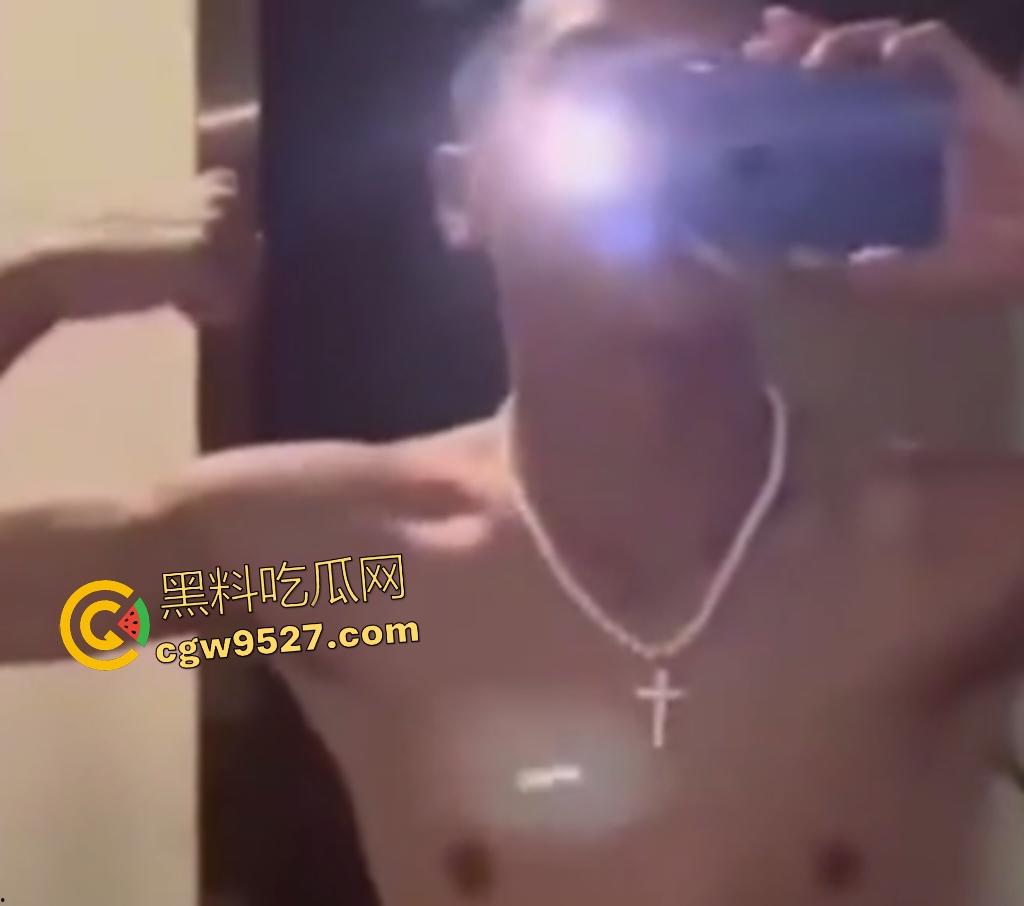 抖音【羞涩的潇】约炮女粉丝,床上干到卫生间,不愧是健身的,这么肥都干得动,拍照炫耀战利品!-8