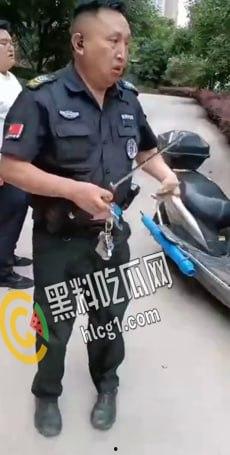 四川达州大竹川师大保安 用铁棍和辣椒水袭击外卖员 现场视频曝光流出！-5