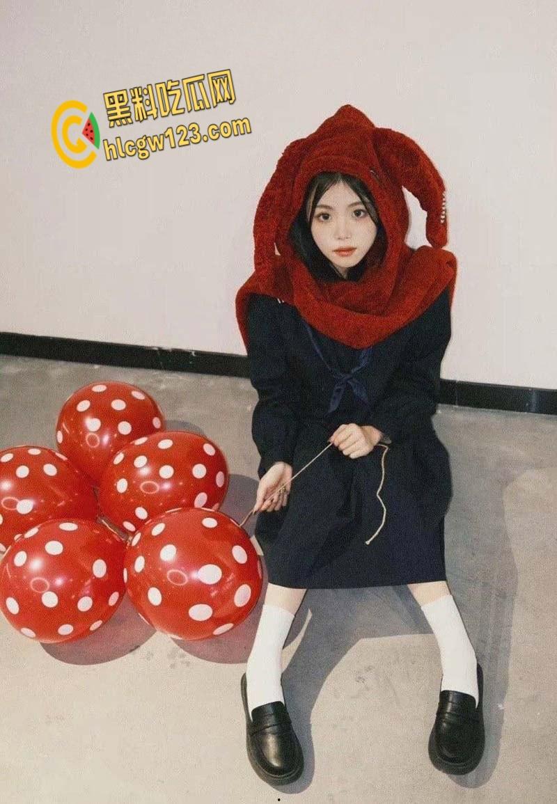 长青校花【唐梦瑶】黑丝跪舔黄毛鸡巴,网吧楼梯开门各种野战,看着就刺激 !-4