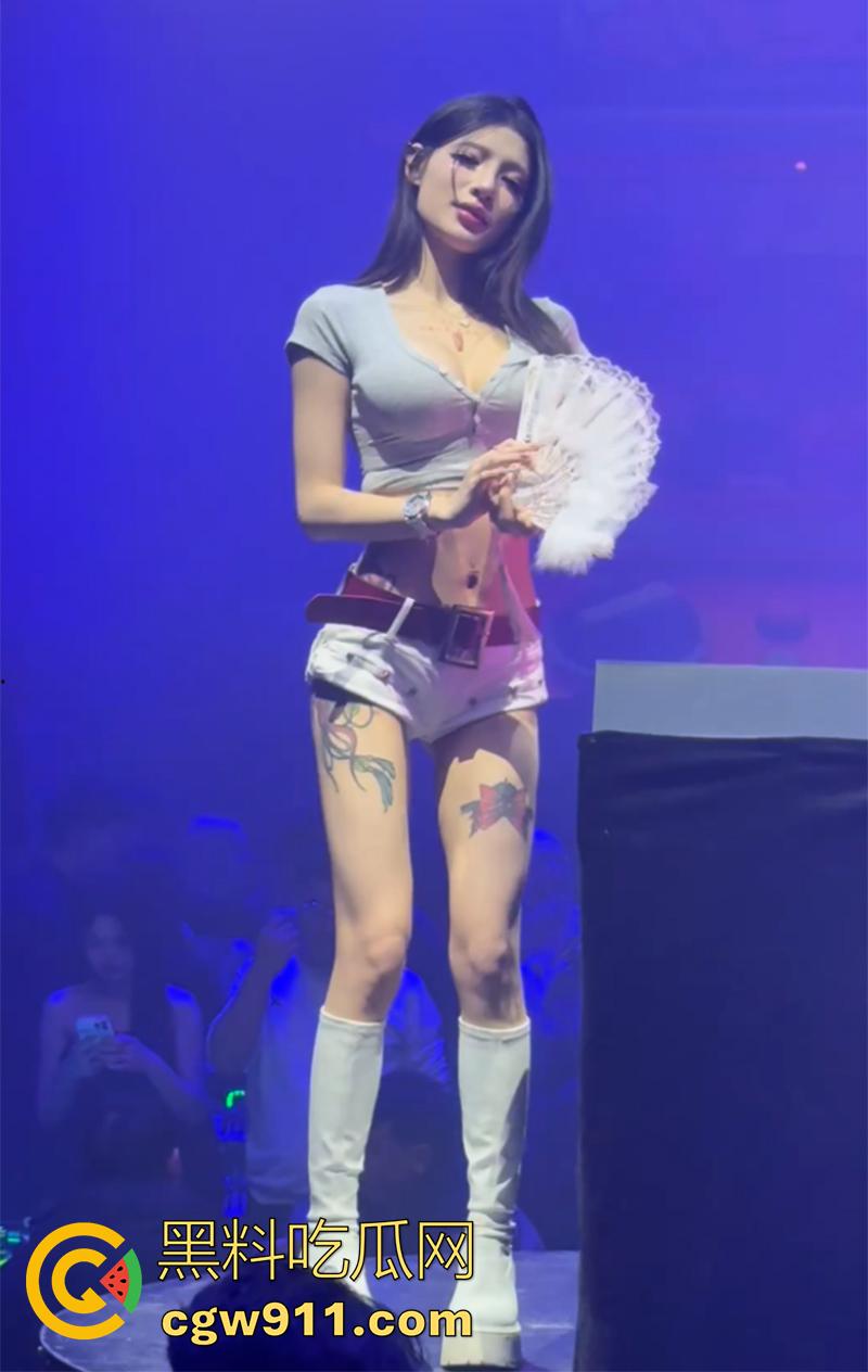 体验富人的夜生活合集,夜店酒吧点美女互动,玩开心后再带到酒店,换上诱人情趣尽情纵欲,这生活太让人羡慕了!-1