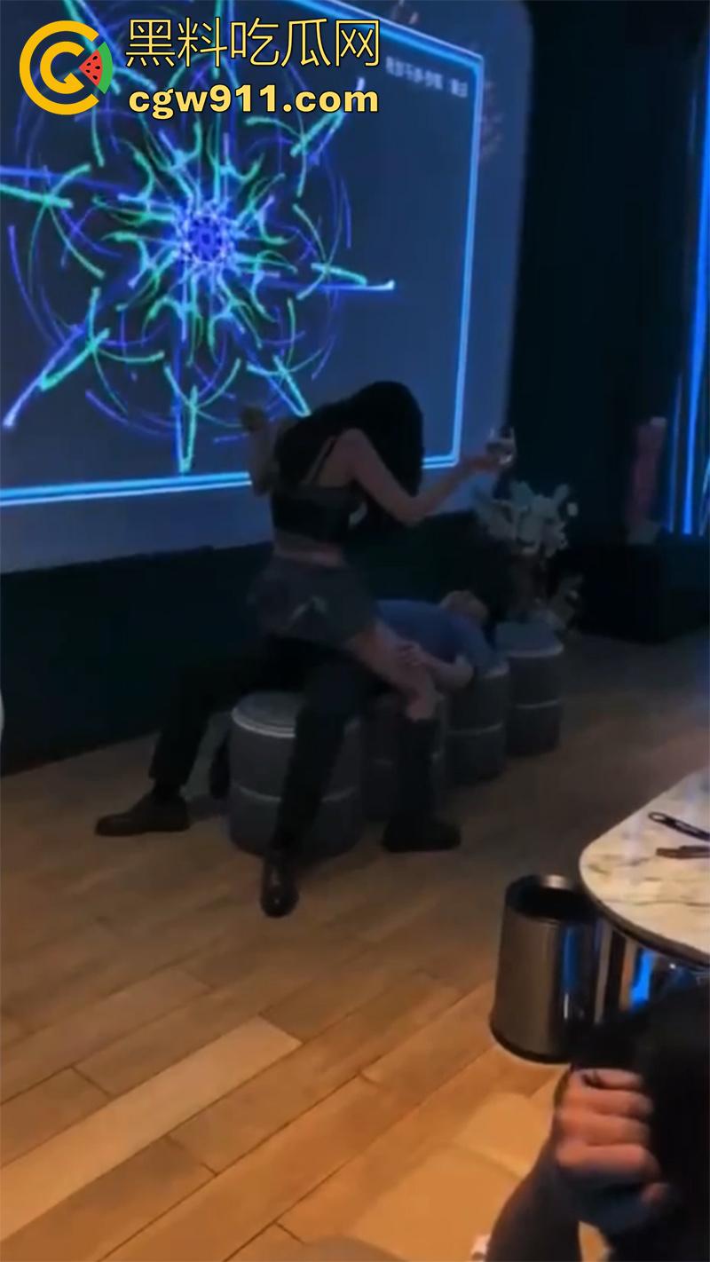 体验富人的夜生活合集,夜店酒吧点美女互动,玩开心后再带到酒店,换上诱人情趣尽情纵欲,这生活太让人羡慕了!-5