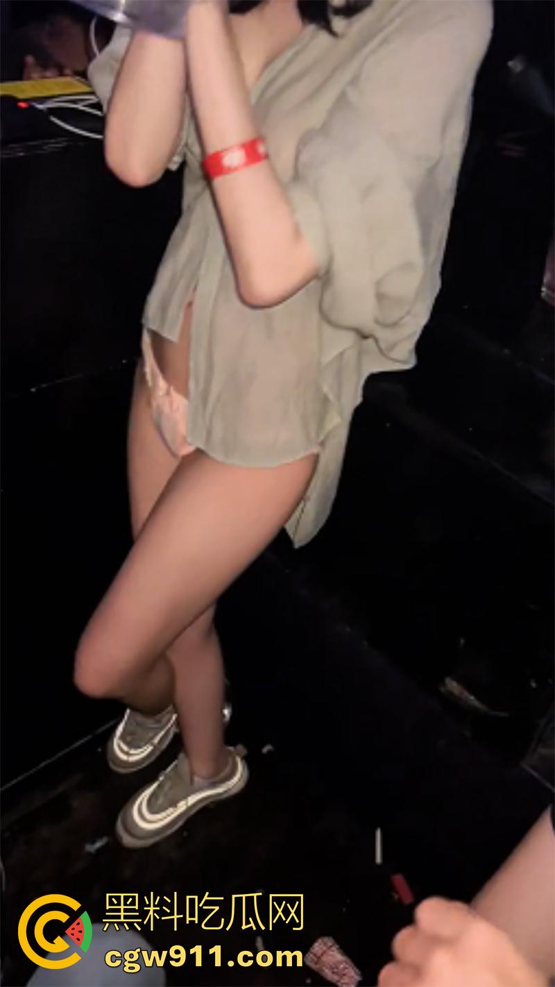 体验富人的夜生活合集,夜店酒吧点美女互动,玩开心后再带到酒店,换上诱人情趣尽情纵欲,这生活太让人羡慕了!-6