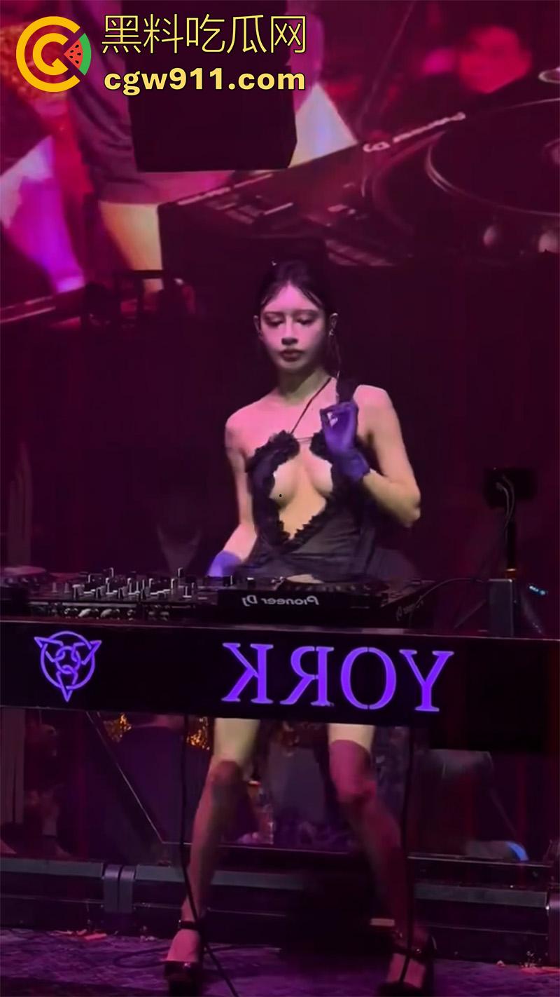 体验富人的夜生活合集,夜店酒吧点美女互动,玩开心后再带到酒店,换上诱人情趣尽情纵欲,这生活太让人羡慕了!-9