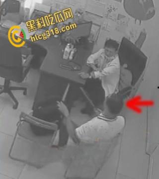 医院办公室医生双刀砍同事,鲜血喷溅刀刀致命,残酷场面血腥至极,这是有多大的仇 !-2