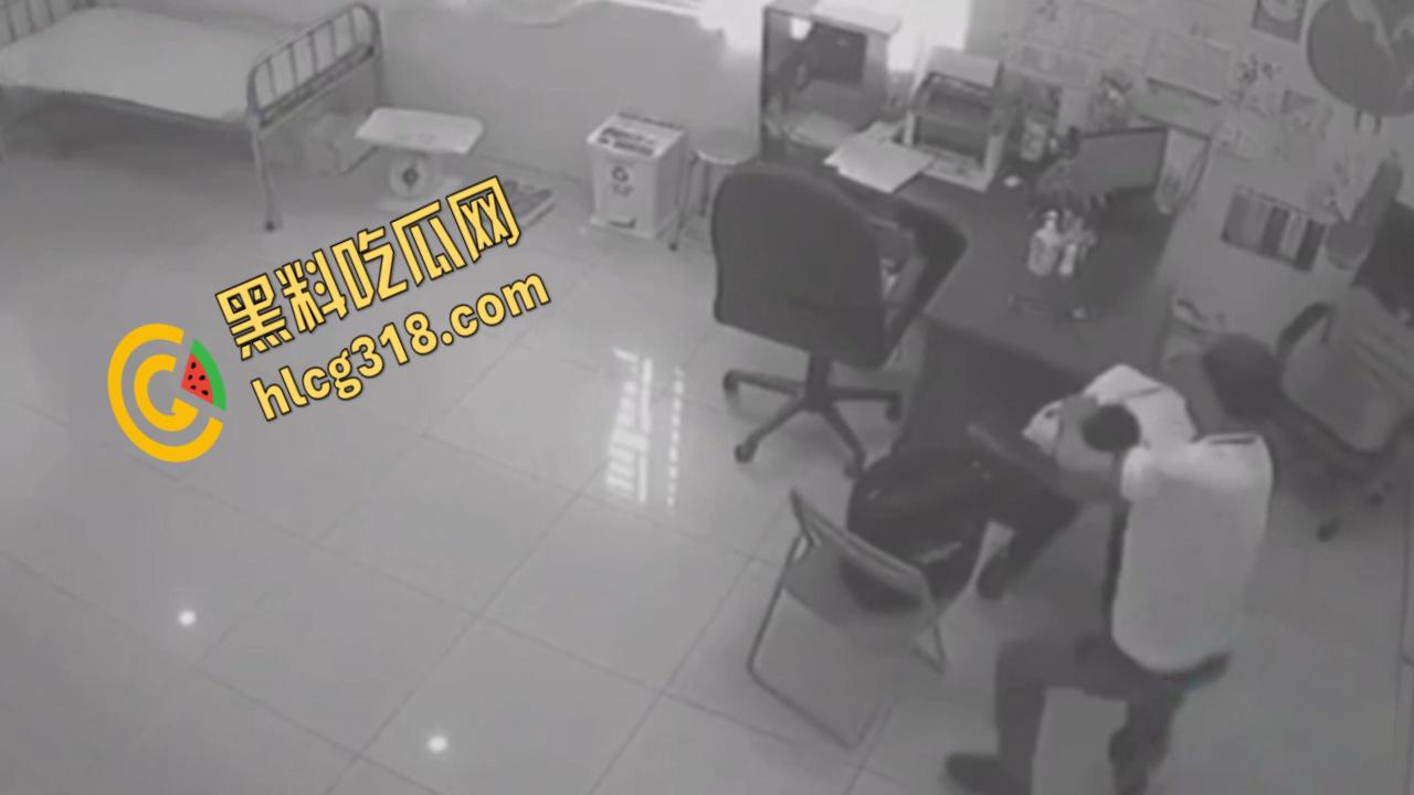 医院办公室医生双刀砍同事,鲜血喷溅刀刀致命,残酷场面血腥至极,这是有多大的仇 !-6