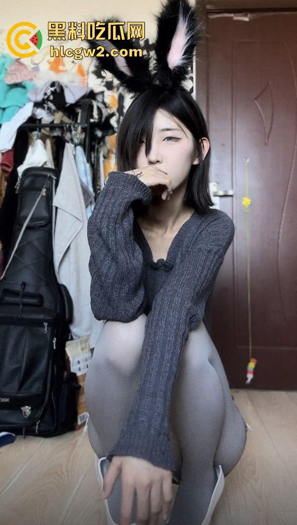 抖音40W粉反差婊网红【行简】第二弹母狗属性拉满 穿白丝露穴直播 前面刚玩出翔现在又来新骚操作!-2