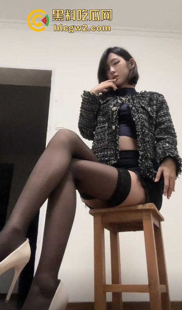 抖音40W粉反差婊网红【行简】第二弹母狗属性拉满 穿白丝露穴直播 前面刚玩出翔现在又来新骚操作!-3