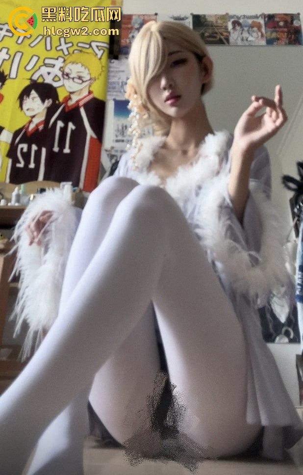 抖音40W粉反差婊网红【行简】第二弹母狗属性拉满 穿白丝露穴直播 前面刚玩出翔现在又来新骚操作!-7